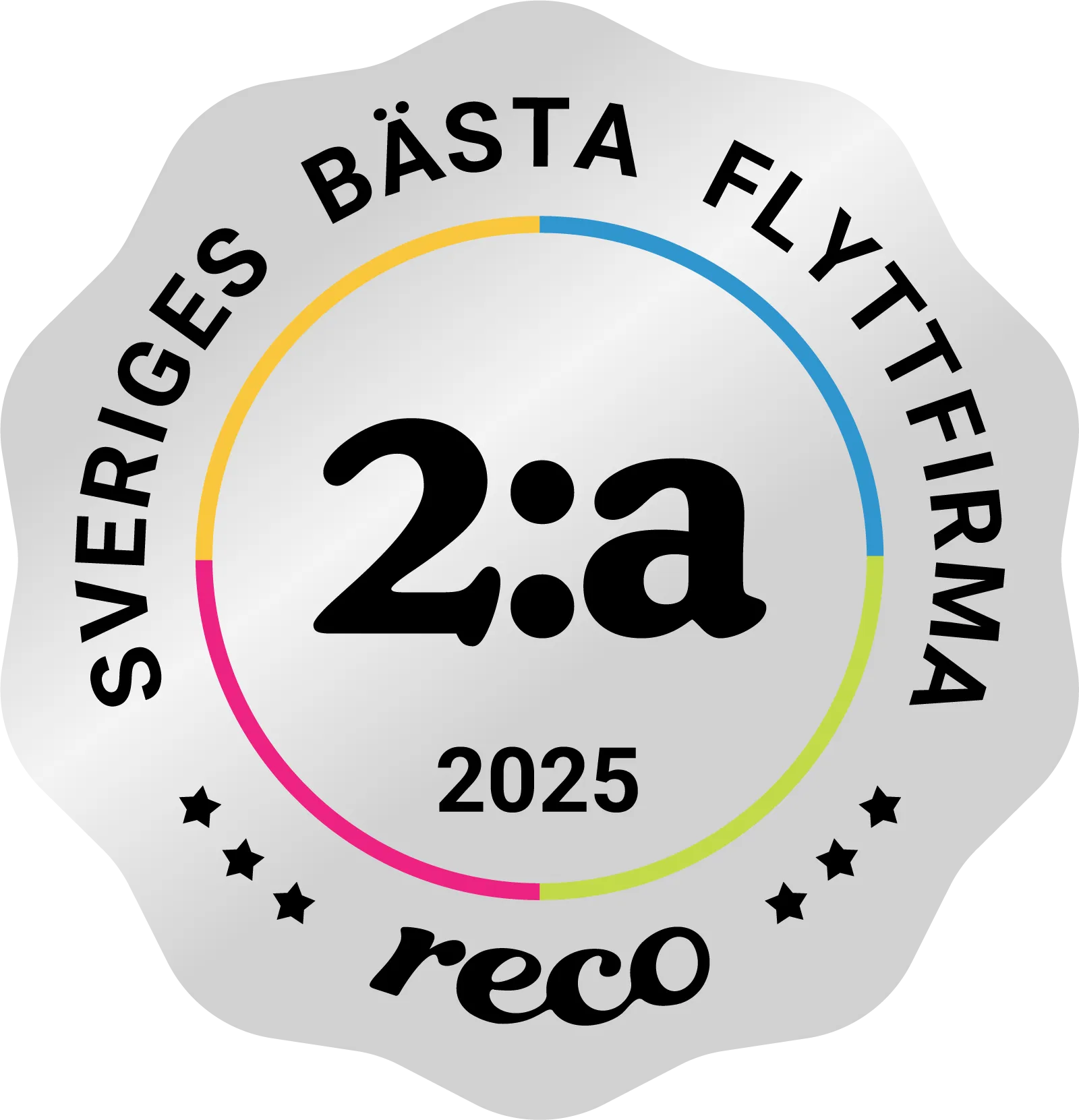 Silverbricka med texten Sveriges bästa flyttfirma 2:a 2025 reco med färgad ring.