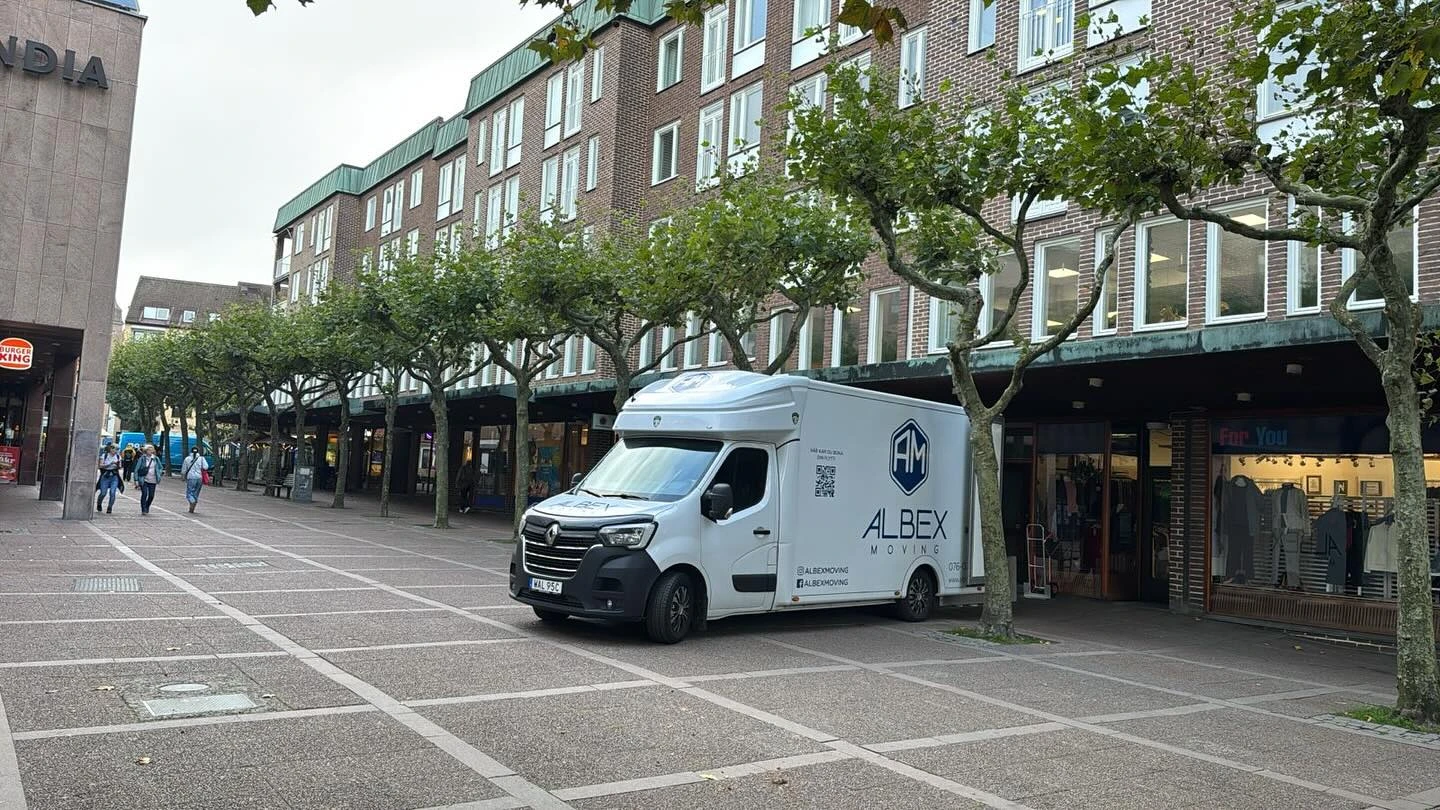 En flyttbil från Albex Moving under ett flyttuppdrag i centrala Lund, där professionell personal hjälper privatpersoner och företag med en smidig flytt i Lunds innerstad.